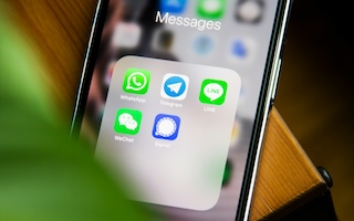 Smartphone-Bildschirm mit Messenger-Diensten